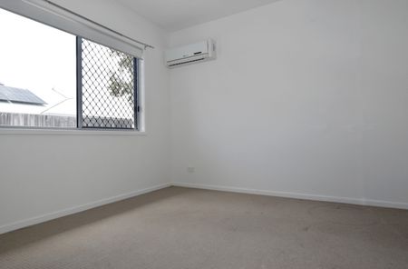 SUPERIOR & STYLISH EXECUTIVE HOME WITH IMPRESSIVE EXTRAS - Photo 3