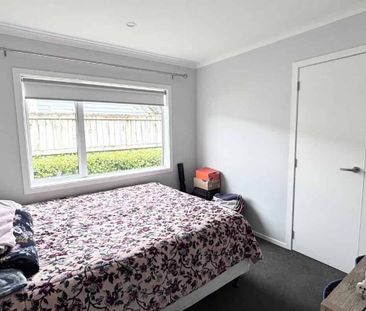 Modern Family Home - Photo 2