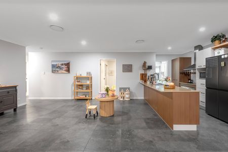 Spacious & Stylish Modern Four Bedroom Family Home - Photo 2