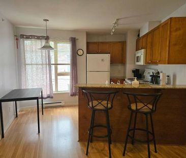 2 beds + 1 bath; 7 min walk to VGH! - Photo 2