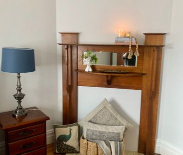 Fully furnished character home in prime location - Photo 3