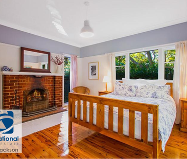 FULLY FURNISHED - Renovated 3-bedroom Hampton’s style cottage on 1/... - Photo 6