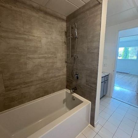 3 1/2- 41/2 à deux pas du CHUS de l'Hôtel Dieu !! - Photo 4