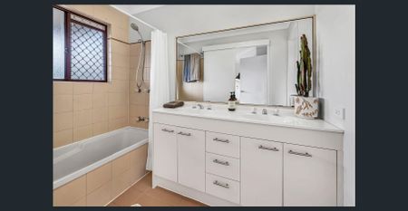 Furnished Tri-Level Home Between Chirn Park & The Broadwater - Photo 3