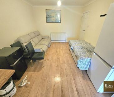 5 bedroom semi-detached house to rent - Photo 1