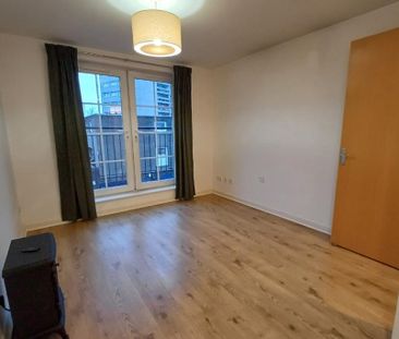 2 bed flat for rent in The Shore - Photo 2