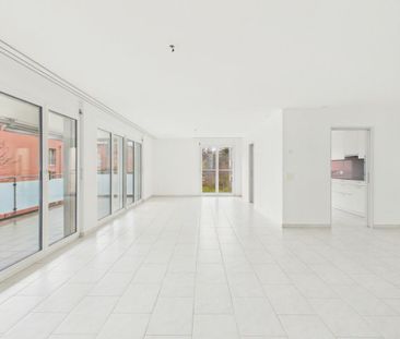 Moderne 5.5-Zimmerwohnung im Erdgeschoss mit Cheminée und grossem S... - Foto 1