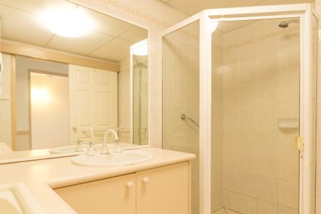 STUNNING APARTMENT IN PRIME CITY LOCATION! - Photo 2