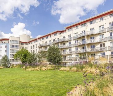 1 Bed Flat - Photo 2