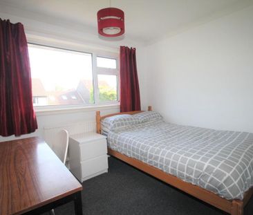 4 bedroom semi-detached house to rent - Photo 3
