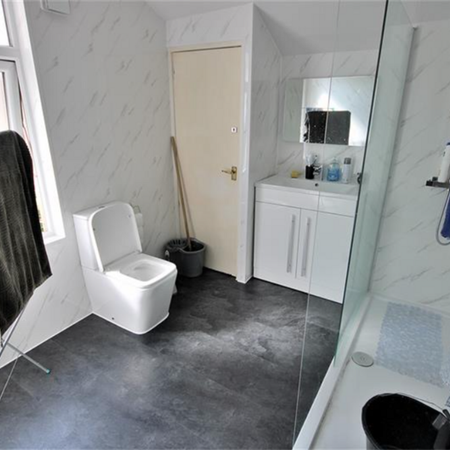 1 bedroom in a house share to rent - Photo 3