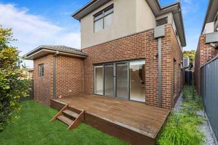 Spacious Home - Great Location! - Photo 3