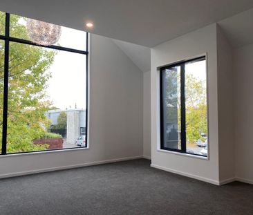 Modern 2-Bedroom Townhouse with Garage in St Albans - Photo 1