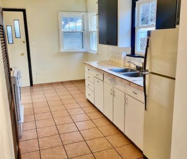 Charmer on Woodlawn St – Util Included - Photo 3