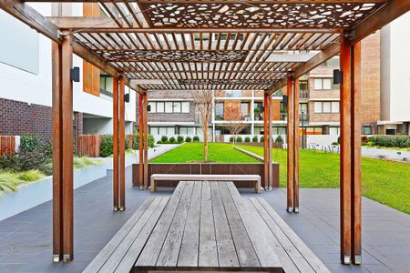 Beautifully presented one bedroom apartment with secure parking! - Photo 2