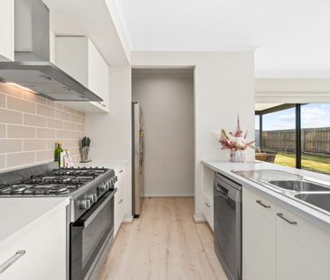 STUNNING HOME IN EMERALD WATERS ESTATE - Photo 6