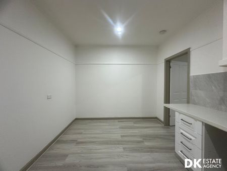 REAR Renovated Ultra-Modern 2 Bedrooms Home in Braybrook Location. - Photo 5