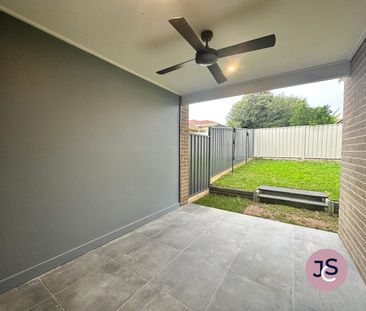 Modern 4 Bedroom + Study - Photo 2