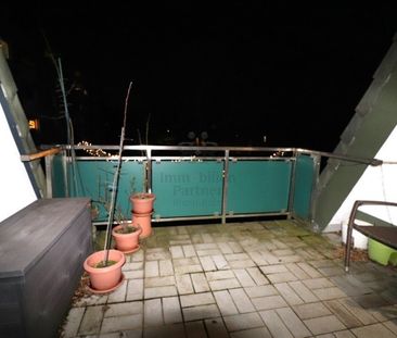 Voerde-Zentrum! Helle Dachgeschosswohnung mit Loggia und großzügige... - Photo 1