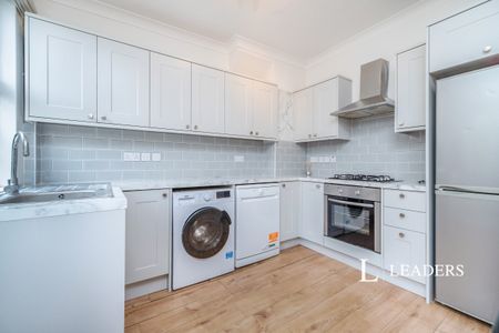 3 bedroom mid-terrace to rent Oval Road - Photo 2