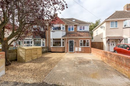 OX Living is proud to present this high-quality 7-bedroom co-living property, perfect for working professionals looking for stylish, stress-free living. Room 6 - Photo 2