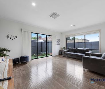 East Facing Family Home Close To Tarneit Station|Tarneit Gardens Sh... - Photo 2