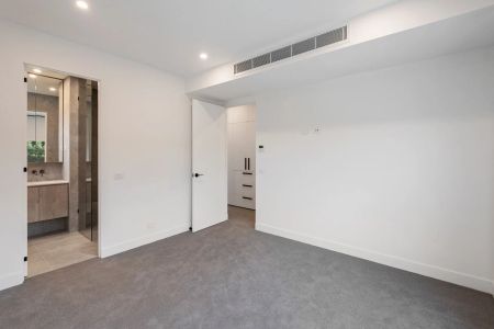 CONTEMPORARY SOPHISTICATION - Photo 2