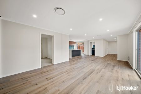 Charming 4 Bedroom with Courtyard & Double Parking - Photo 4
