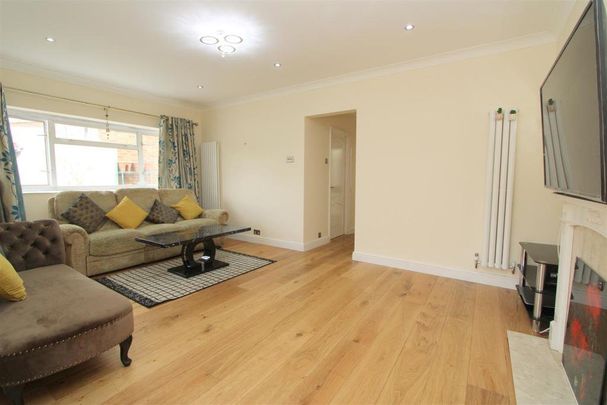 3 bed Semi-detached bungalow in Benfleet Close , Sutton, SM1 3SD - Photo 1