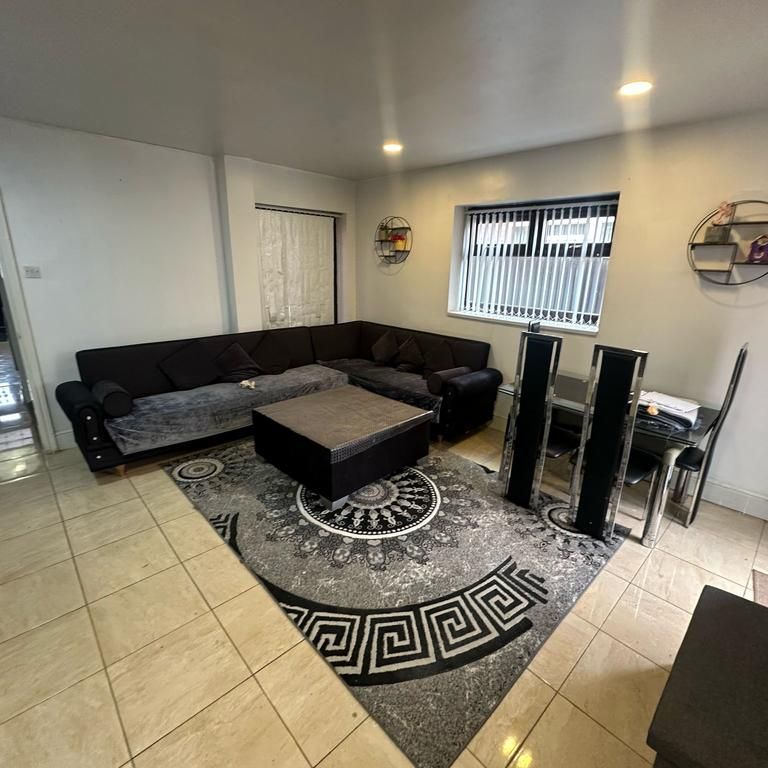 5 bedroom semi-detached house to rent - Photo 1