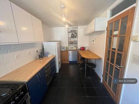 1 bedroom in a house share to rent - Photo 4