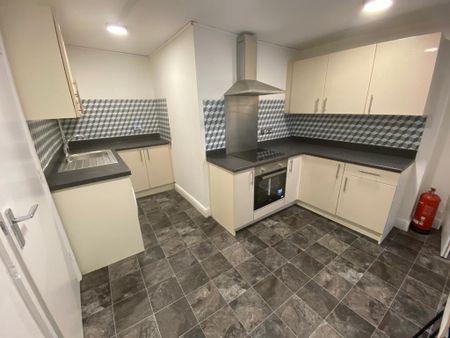 3 bedroom flat to rent - Photo 5