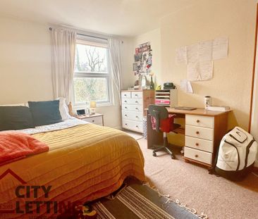 4 Bedroom Mid Terraced House - Photo 4