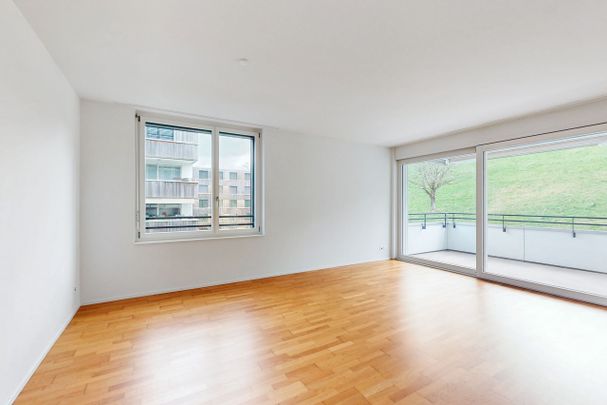 Generous balcony for perfect moments - Photo 1