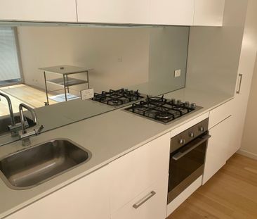 TWO BEDROOM TOWNHOUSE IN PERFECT LOCATION - Photo 4