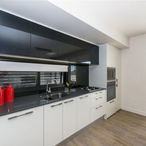 Large 1 bedroom furnished apartment - Photo 2