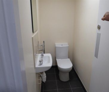1 bedroom in a house share to rent - Photo 6