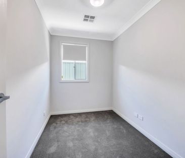 Sleek, spacious family home - Photo 5
