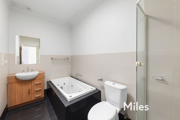 2/4 Tully Court, Ivanhoe - Photo 1