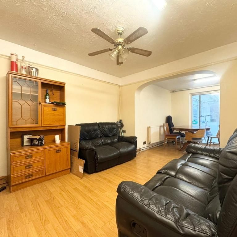 1 bedroom in a house share to rent - Photo 1