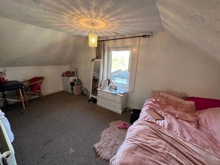 4 bedroom semi-detached house to rent - Photo 5