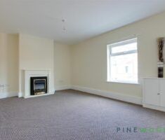 1 BEDROOM Flat - Photo 2