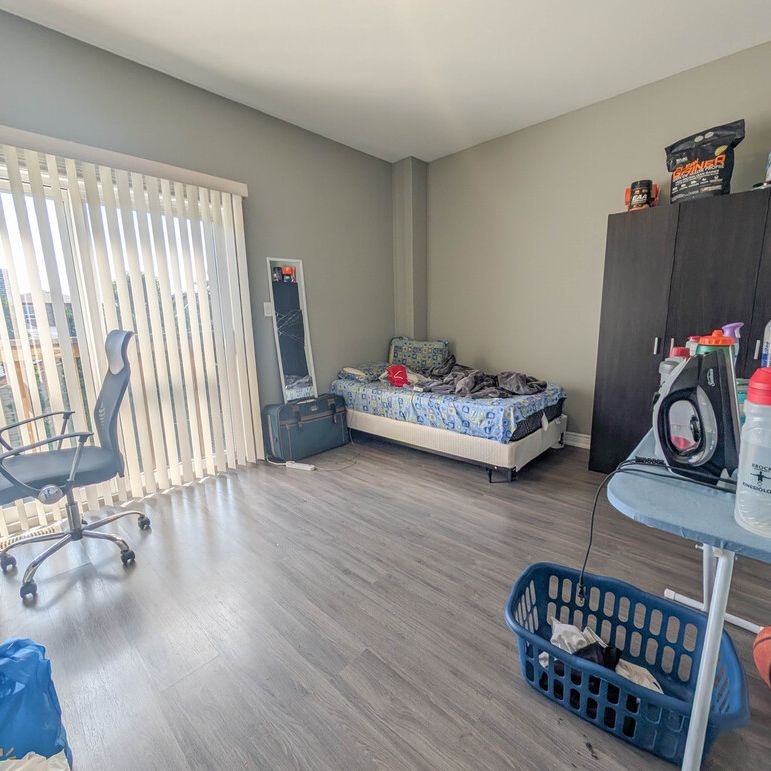 **ALL INCLUSIVE** STUDENTS/YOUNG PROFESSIONAL ROOM FOR RENT IN A STUNNING HOUSE!! - Photo 1