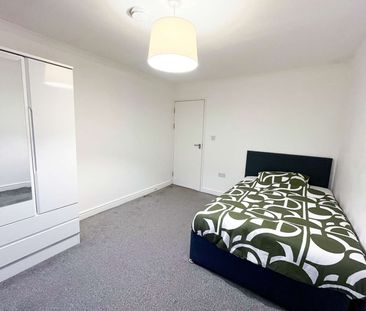 Charnwood Avenue Room D - Photo 5