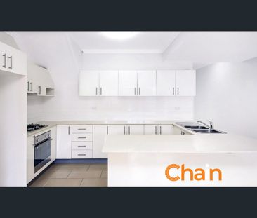 Full Brick Spacious Townhouse in Dundas - Photo 4