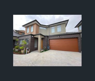 Almost brand new townhouse in ALTONA BEACH - Photo 2