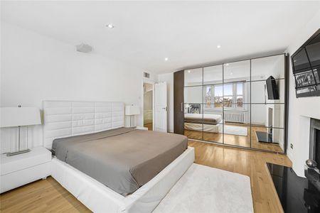 A beautifully presented three-bedroom duplex apartment in Ennismore Gardens - Photo 2