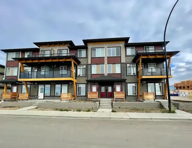 BEAUTIFUL 3-BEDROOM TOWNHOUSE W/DOUBLE GARAGE! | 1 - 266 Seton Passage Southeast, Calgary - Photo 1