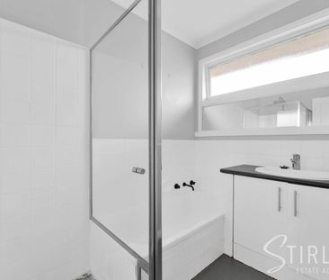 Family-Friendly 3-Bedroom Home with Ample Parking - Photo 5