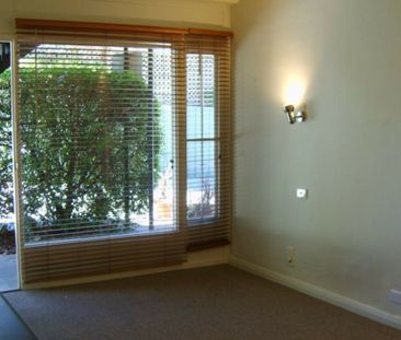 WELL LOCATED DOWNSTAIRS APARTMENT - Photo 5
